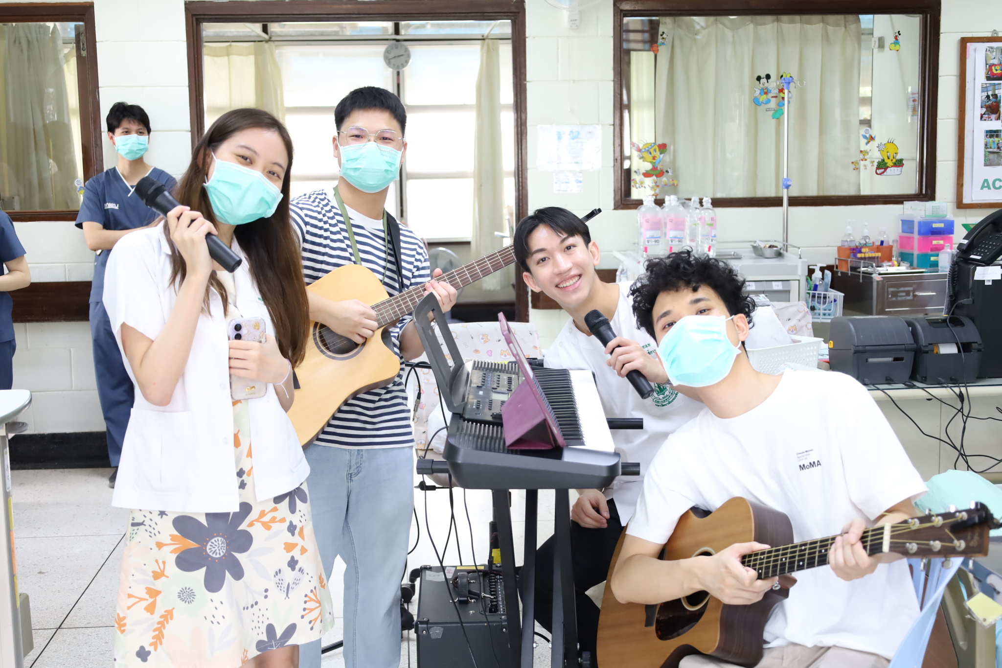 นักศึกษาแพทย์ มหาวิทยาลัยขอนแก่น จัดกิจกรรม Music on Ward ส่งความสุข ด้วยเสียงดนตรี